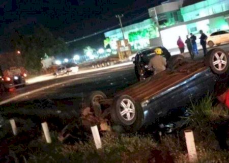 Carro capota após acidente envolvendo 3 veículos na BR-262