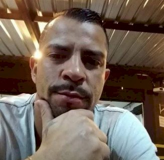 Jovem é assassinado a facadas enquanto cortava grama
