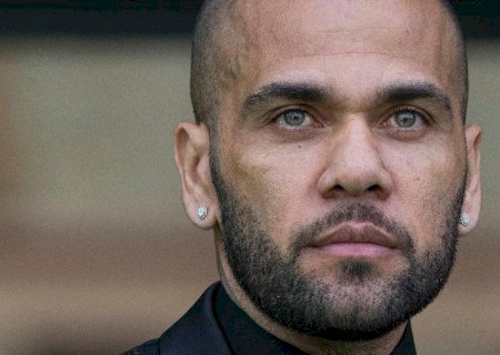 Daniel Alves deixa prisão após pagamento de fiança
