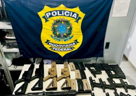 Viajando com filho pequeno, mulher é presa com arsenal em MS