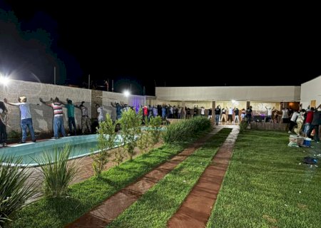 Polícia acaba com festa regada a drogas; 4 pessoas 30 adolescente foram detidos