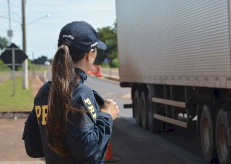 PRF alerta para ultrapassagens e o uso de celular durante viagens