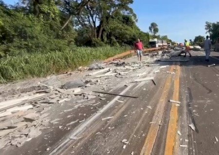 Acidente com 3 carretas deixa feridos e um caminhoneiro preso nas ferragens na 163