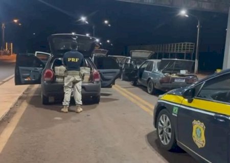 PRF apreende veículos lotados de produtos contrabandeados do Paraguai
