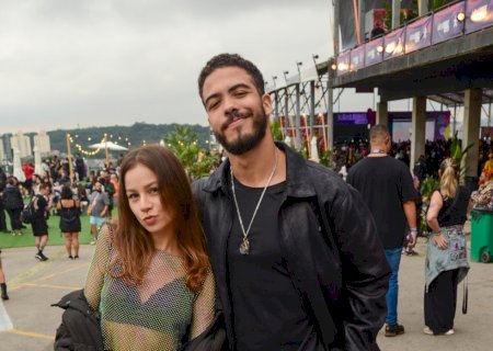 Filho de Ronaldo, Ronald surge com a namorada em festival