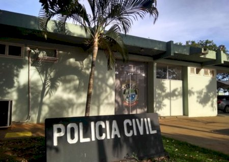 Mulher é presa após filho ser encontrado em casa com fezes e comida estragada