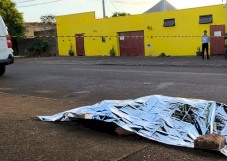 Após briga, homem é assassinado com 6 facadas em frente a uma zona em Dourados