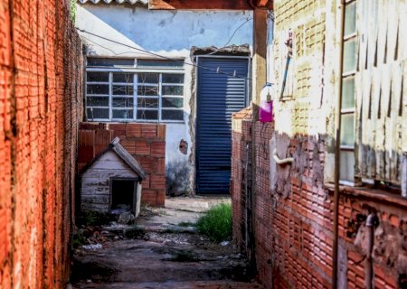 Câmeras flagram criança sendo carregada depois de ter a perna quebrada pelo pai