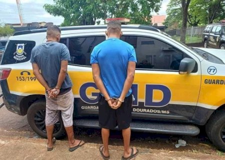 Homens são Presos em Flagrante Após Furtarem Veiculos em Estacionamento de Loja em Dourados