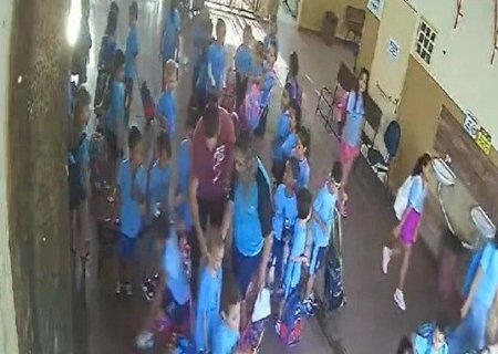 Homem invade escola e agride menina negra que abraçou o filho