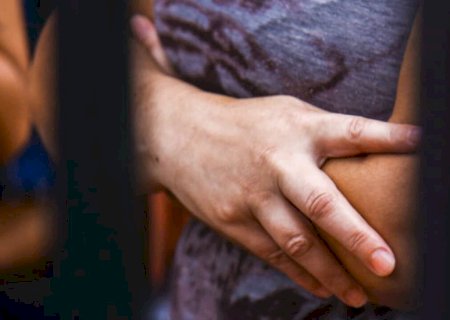 Homem é preso após bater a cabeça da filha de 2 meses contra porta de ferro