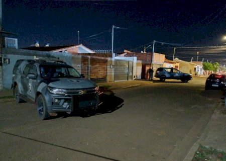 Criminoso morre após fazer família refém e agredir morador com coronhadas