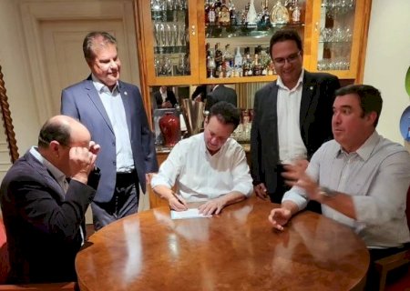 Com as bênçãos de Riedel, Barbosinha assina filiação no PSD