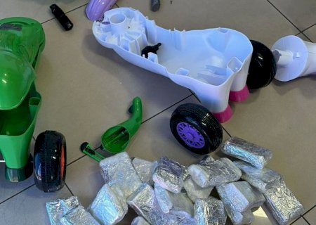 Homem é preso despachando brinquedos recheados de maconha