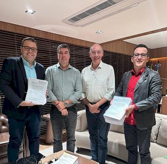 Alan Guedes entrega a Eduardo Riedel projeto para recapeamento do Água Boa e BNH 4º Plano