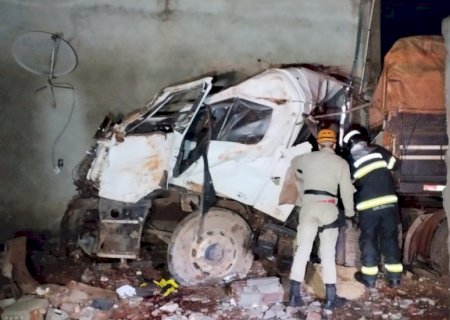 Motorista de carreta sai da pista, invade residência e fica gravemente ferido em Dourados