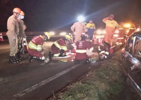 Trabalhador que estava retirando cone de rodovia é atropelado e tem pernas quebradas em Dourados