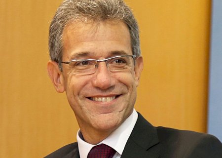 Presidente da Ebserh entrega equipamentos no HU