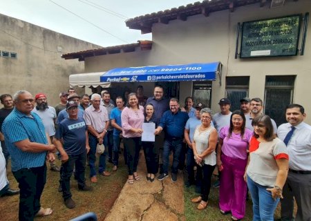 Alan Guedes sanciona alteração na lei que regulariza serviço de táxis em Dourados