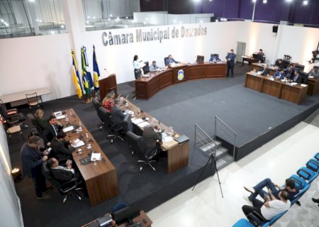 Vereadores analisam 16 projetos em sessão semanal da Câmara