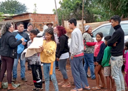 Rotary Água Boa distribui mantas de frio com renda da Peixada Beneficente