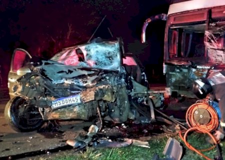 Homem bate carro de frente com ônibus e morre no anel viário