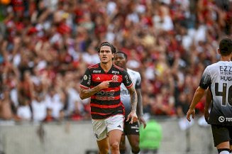 Flamengo vence o Corinthians e assume liderança do Brasileirão