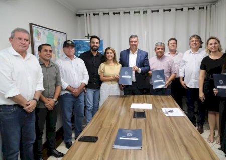 Governo participa da assinatura de emendas na saúde que beneficiam 15 cidades