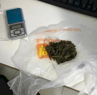 Jovens são presas enquanto fumavam maconha na Praça do Cinquentenário