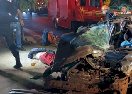 Acidente entre carro e ônibus mata 2 pessoas e deixa outras feridas