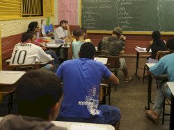 MEC cria programa de apoio a escolas públicas com aulas noturnas