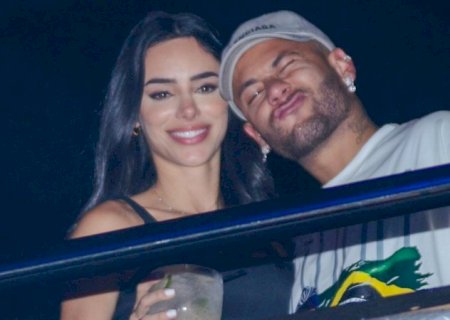 Assumidos! Neymar Jr e Bruna Biancardi trocam beijos durante show em SP