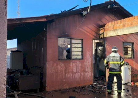 Após incêndio casa fica completamente destruída em Dourados