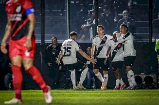 Vasco vence Athletico em jogo movimentado e com confusão em São Januário