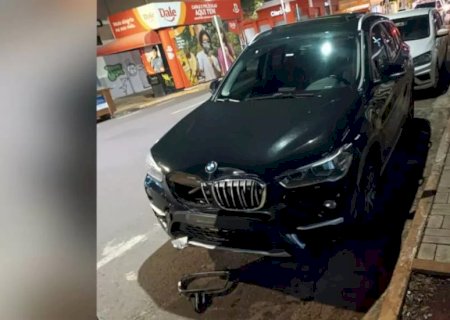 Motociclista de 19 anos é lançada contra poste ao ser atingida por BMW