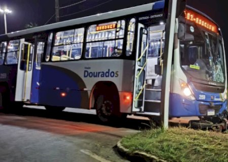 Motociclista que estava na contramão e bateu em ônibus é identificado