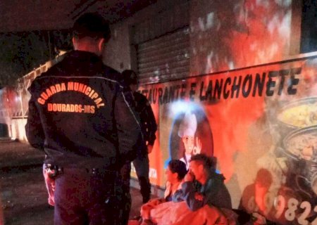 Guarda entrega cobertores a pessoas em situação de rua em Dourados