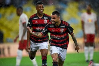 Flamengo vence Bragantino no Maracanã e se aproxima dos líderes do Brasileirão