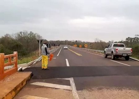 Agesul faz quebra-molas e reforça sinalização em ponte com desnível perigoso
