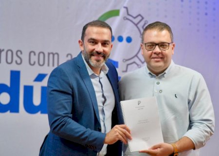 Alan Guedes entrega Plano de Governo em agenda do setor industrial