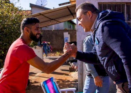 Nos primeiros programas de TV, Alan mostra problemas enfrentados no início da gestão