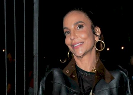 Ivete Sangalo surge com a barriga de fora após treino