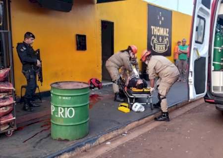 Jovem é ferido a tiros por dupla de pistoleiros em conveniência e morre no hospital
