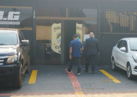 Homem que matou desafeto em frente à conveniência se apresenta e confessa crime