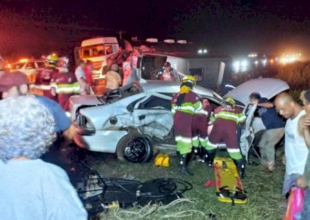 Acidente entre carros e van transportando pacientes deixa 8 feridos na BR-163