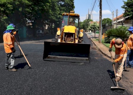 Prefeitura está com 4 frentes de tapa-buracos em várias regiões de Dourados