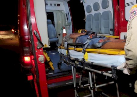 Homem fica gravemente ferido após ser agredido com golpes de faca e facão em bar