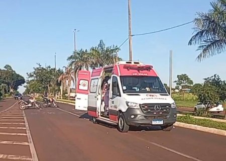 Motociclista tem perna amputada após colidir na lateral de ônibus em Dourados