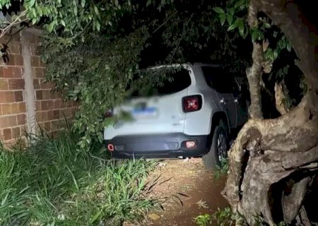 Rapaz foge com Renegade roubado e morre em troca de tiros com policiais militares