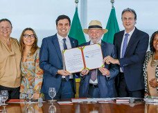 Lula sanciona lei que restringe uso de celular em escolas